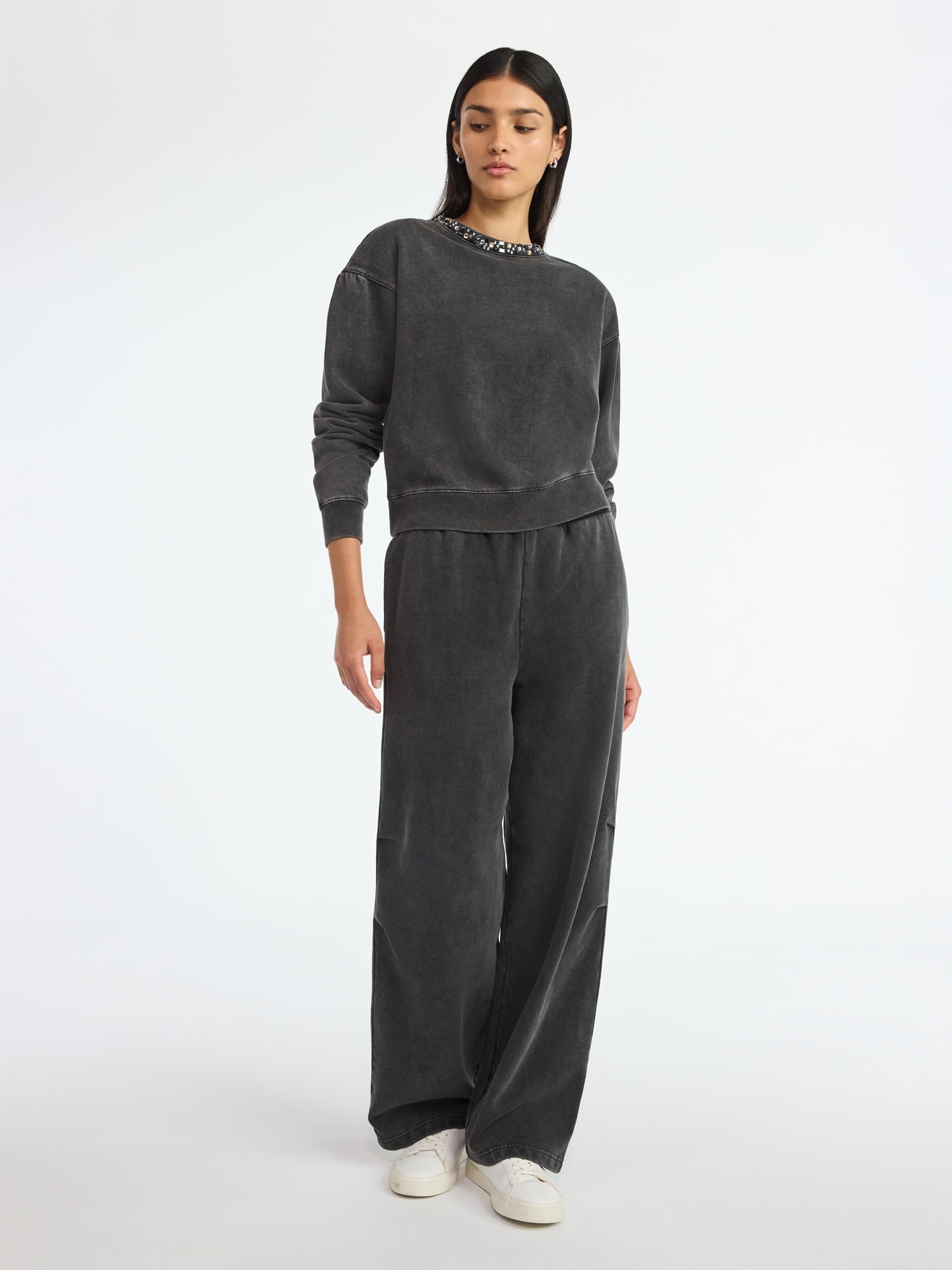 Scoop Women’s and Women's Plus Mineral Washed Rhinestone Crewneck Sweatshirt, Sizes XS-4X