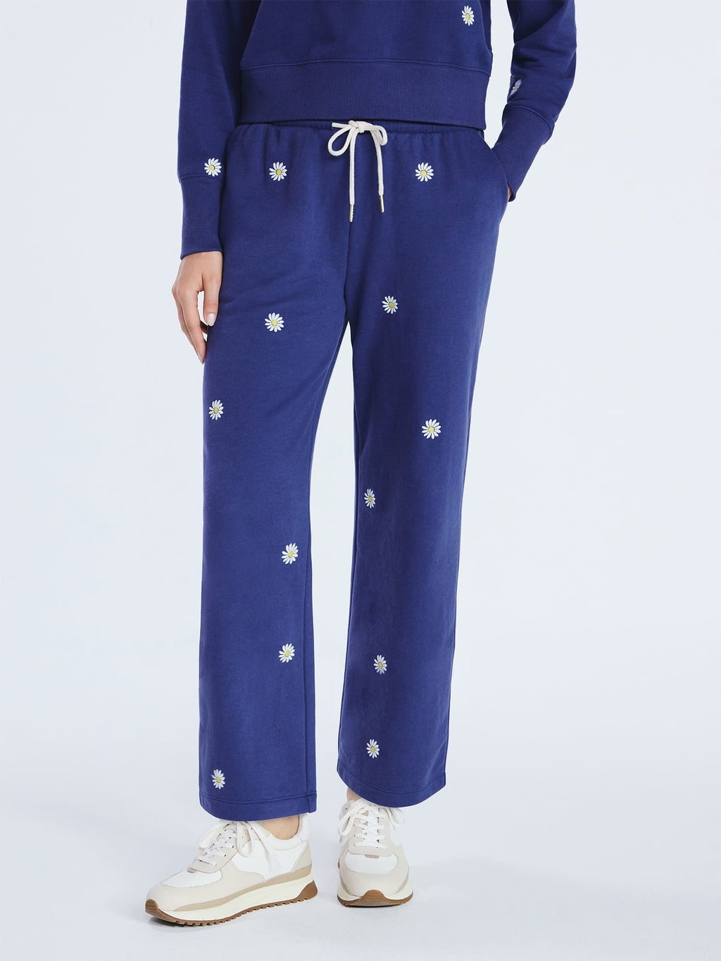 Free Assembly Women's and Women's Plus Embroidered Cropped Sweatpants, 23" Inseam, Sizes XS-4X